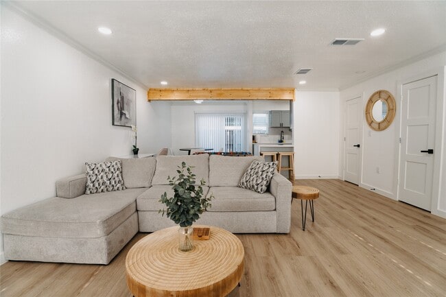 Building Photo - 6001 Reims Rd Unit 1412