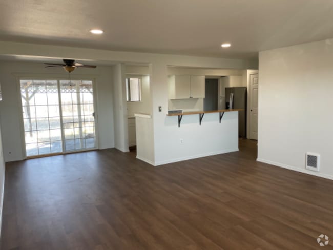 Building Photo - 1307 W Craig St Rental