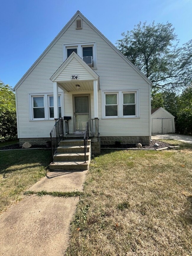 Building Photo - 3 bedroom house