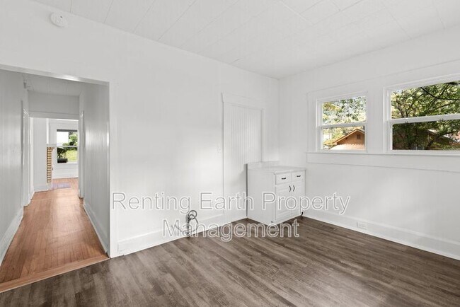 Photo - 405 Swann Dr