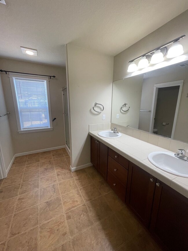 Photo - **MOVE IN SPECIAL** Gorgeous Pet Friendly ...