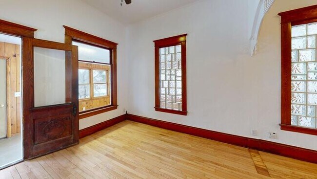 Photo - 600 2nd St NE