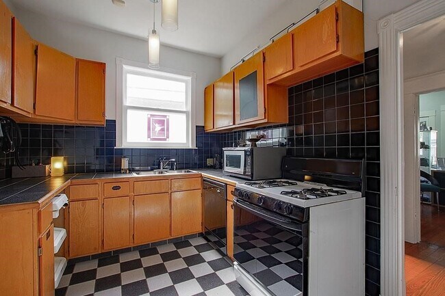 Photo - 108 W 10th 1/2 St