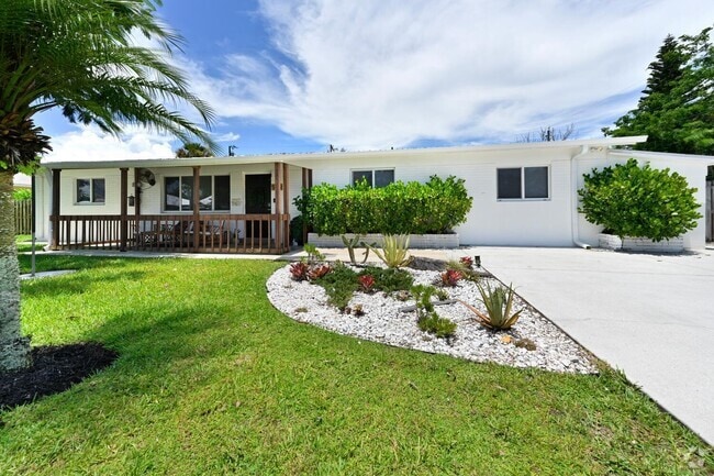 Building Photo - 5702 SE Laguna Ave Rental