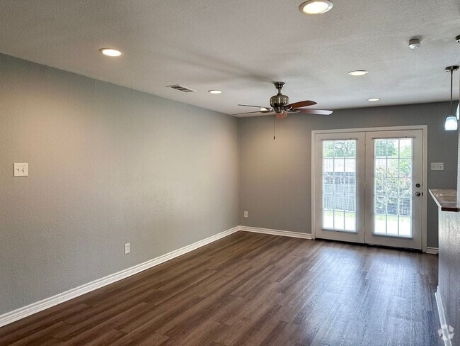 Building Photo - 4 Bedroom / 2 Bath / 2 Car Garage Rental