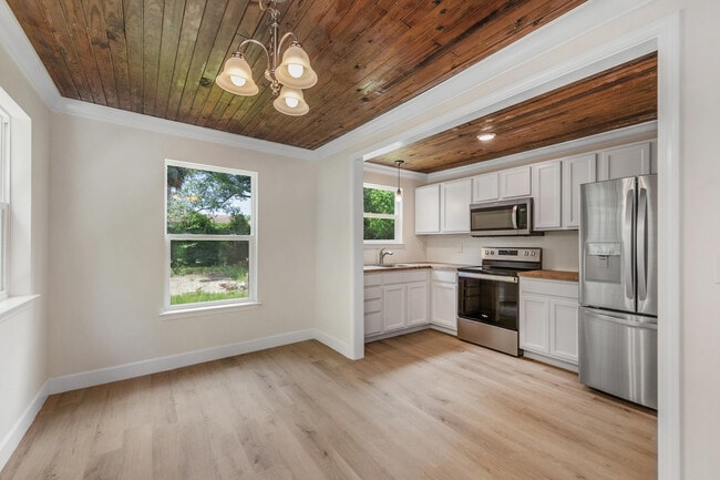 Photo - 211 Broadmoor Ln