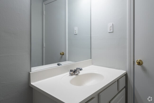 2BR,1BA-850sf