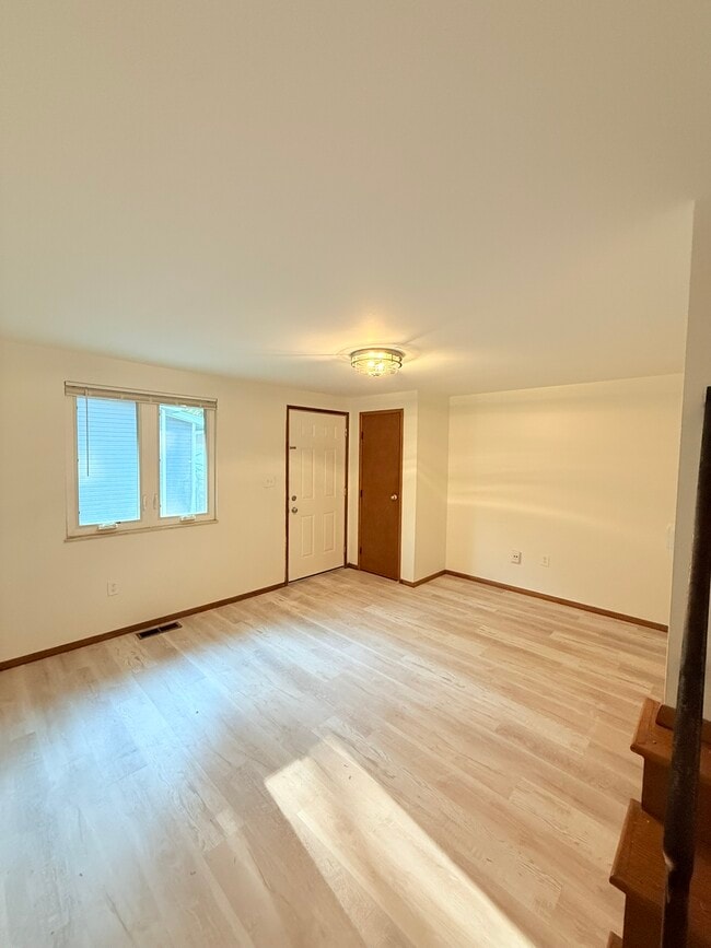 Living - 103 W Park St