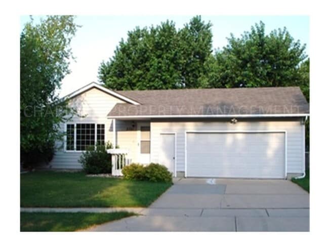 Building Photo - 4 BEDROOM, 2 BATH HOME IN EAST SIOUX FALLS! DOUBLE ATTACHED GARAGE! FENCED IN BACKYARD!