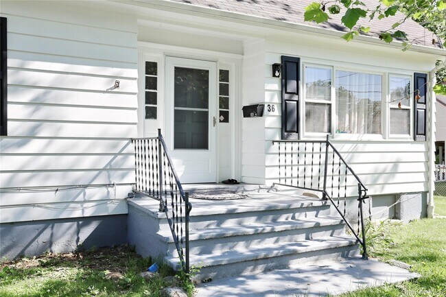 Photo - 36 Suffern Ln