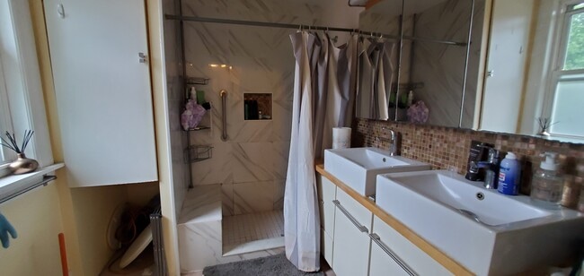 Full Bath - 1 Jess Street