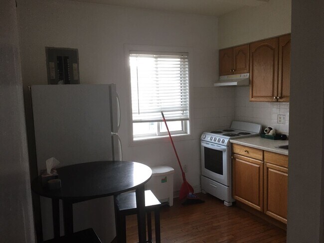 Photo - 1230 Dufferin St Unit #2