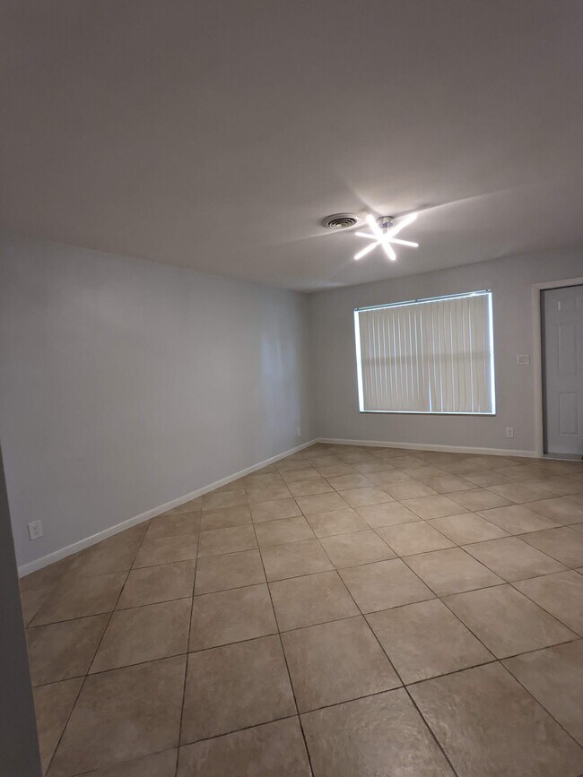 Photo - 2402 NE 5th Ave