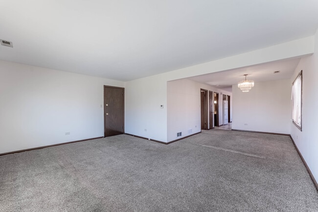 Photo - 7560 Banks St