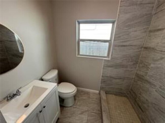 Photo - 3231 Holman St