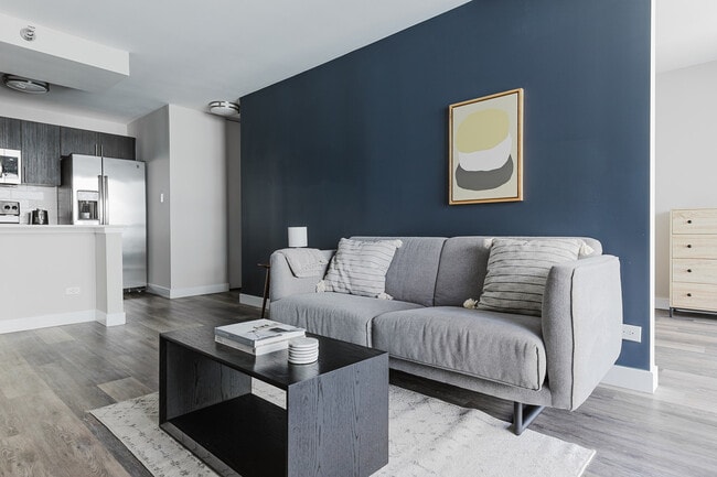 Photo - 1 E Delaware Pl Unidad FL9-ID1360