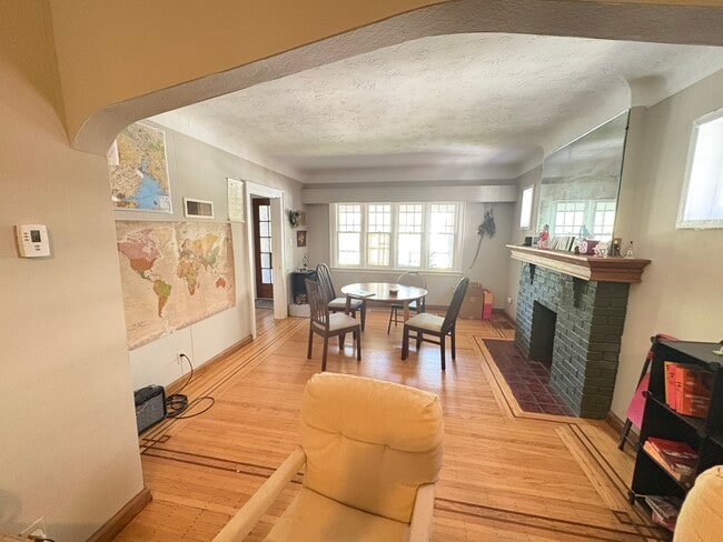Photo - Charming 3 Bedroom Detached Home In Westdale