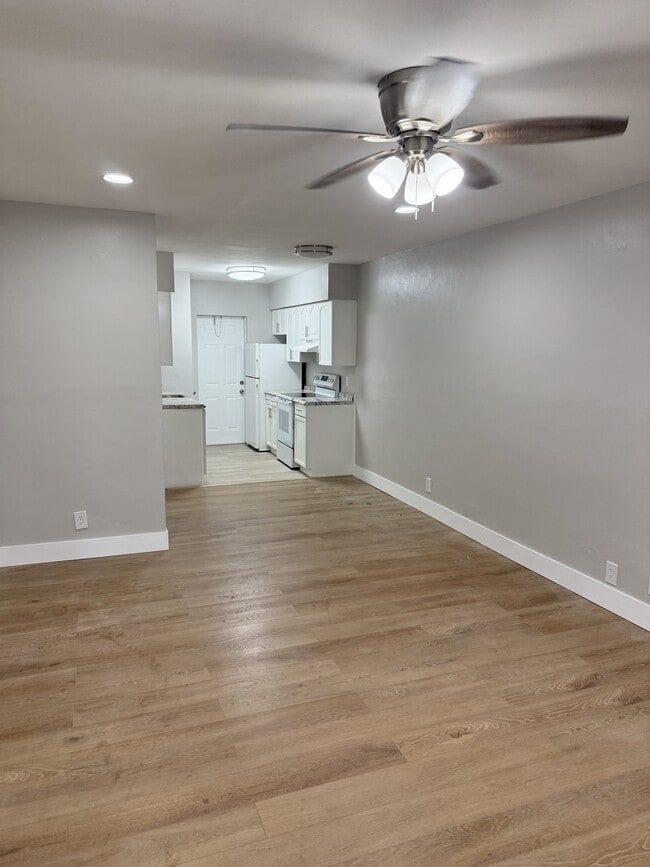 Building Photo - 759 NE 13th Ct Unit 3