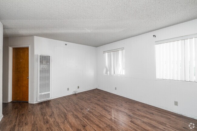2BR, 2BA - 1,000SF - Living Room