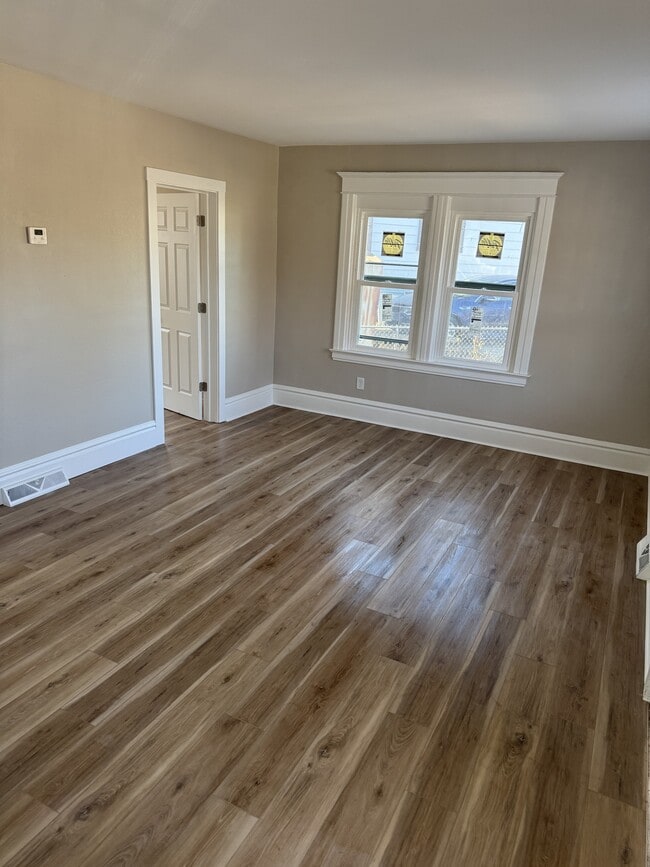 Photo - 724 Napoleon St