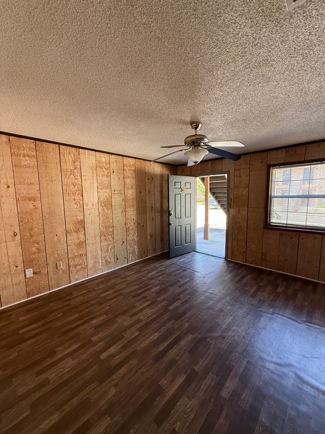 Building Photo - Oak Ridge Apartment Unit 21