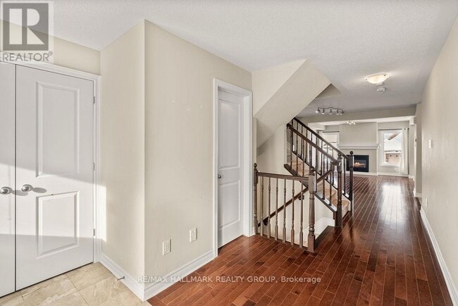 Photo - 3513 Woodroffe Ave