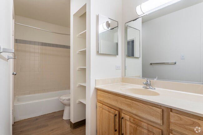 2BR, 1BA - 898SF - Bathroom