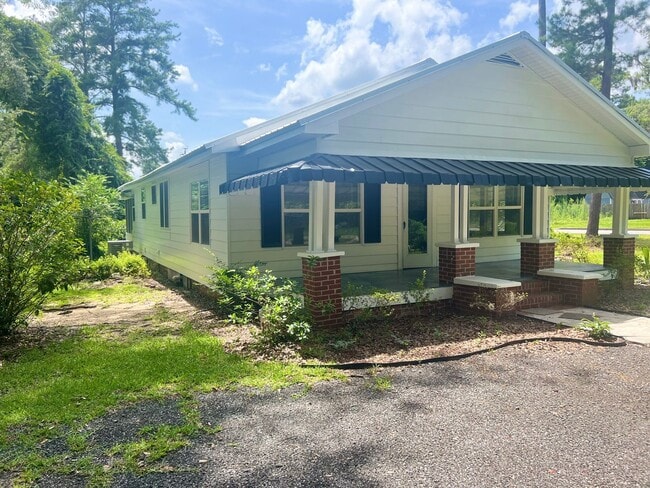 Building Photo - Charming 3 Bedroom Home with Rustic Farmho...