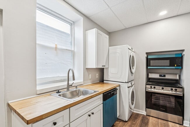 Building Photo - 2553 E Somerset St Unit 1R