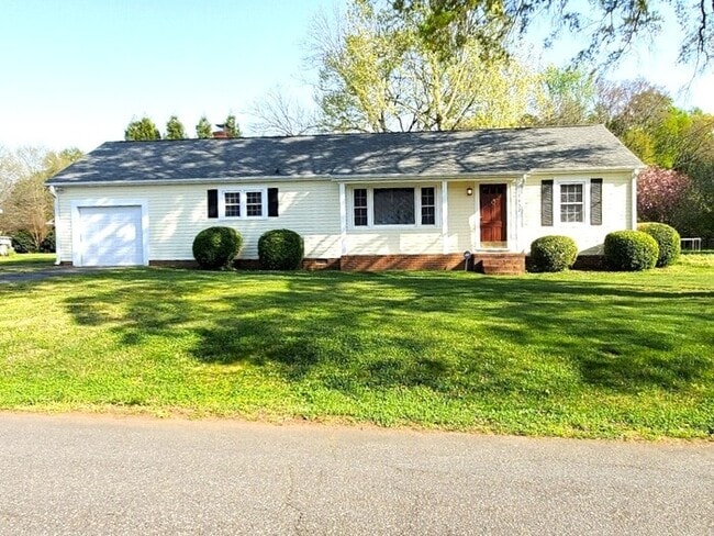 Building Photo - Charming Vintage Ranch, Den, Fireplace, Screened Porch