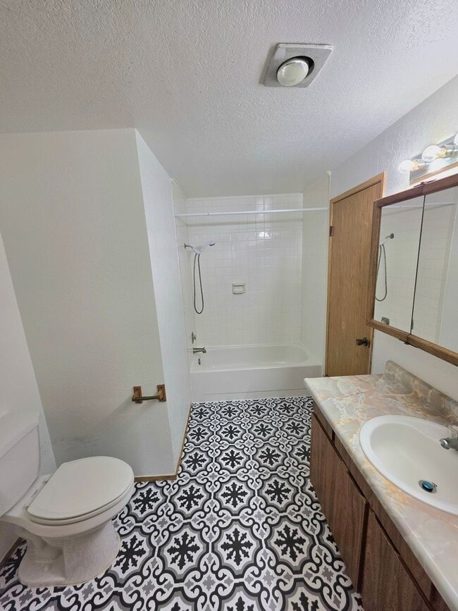 Photo - Renton Sunset Heights Condominiums - 2 bedroom 1 bathroom lower floor unit - Water, Sewer & Garba...