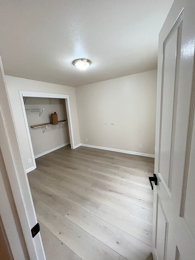 Building Photo - Top Floor 4x2 Rental