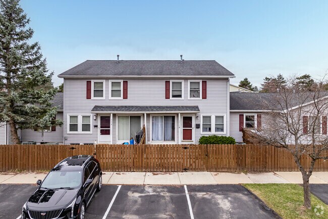 Alternate Building View - Roundtree Oaks