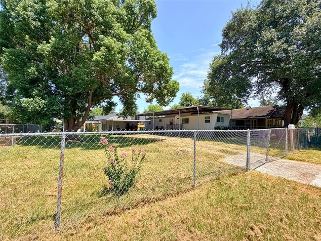 Building Photo - 310 E Jack Ave