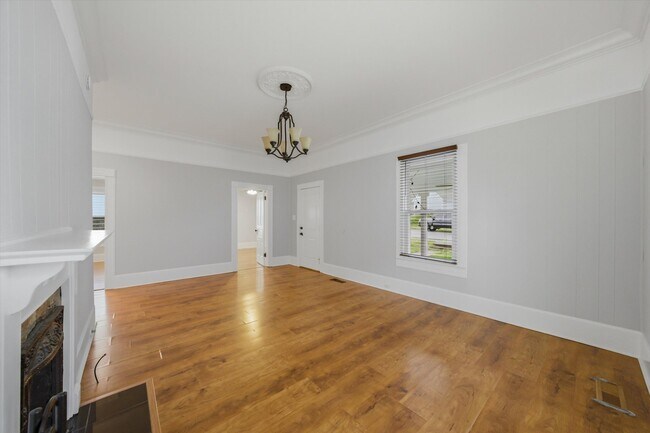 Photo - 401 E Oak Hill Ave