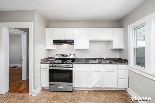 Photo - 618 Veto St NW