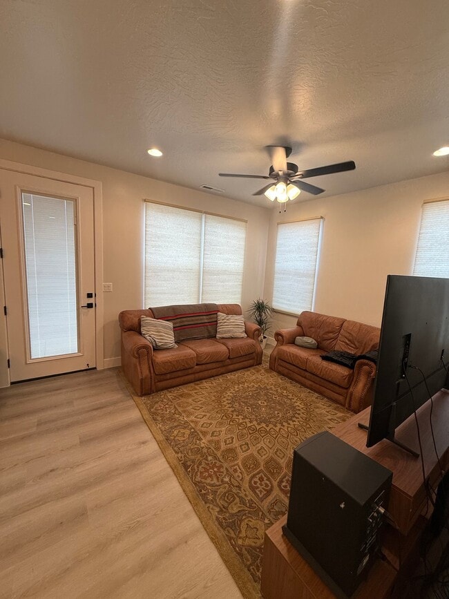 2333 E Kiabito Ln