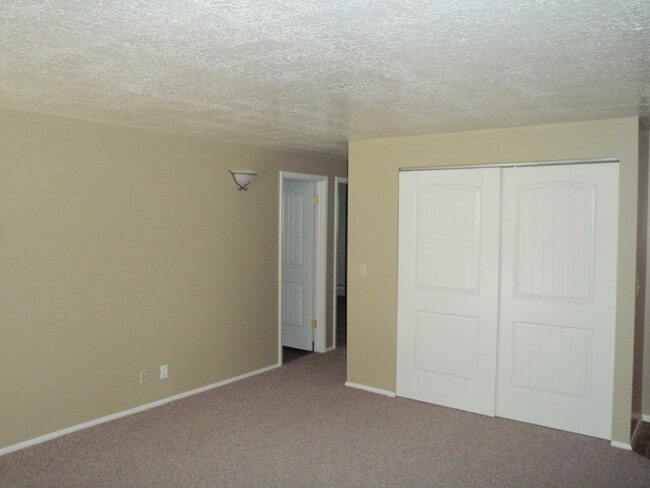 Building Photo - Yokshire Condos Unit 1792 E 5625 S #A