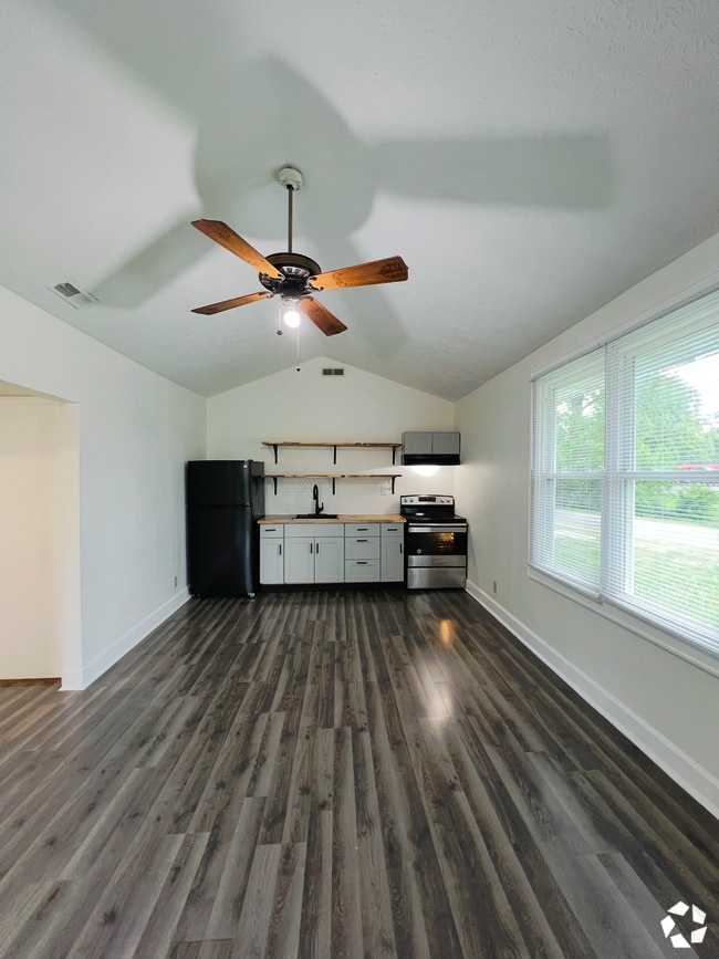 Building Photo - 3150 S Lyons Ave Rental