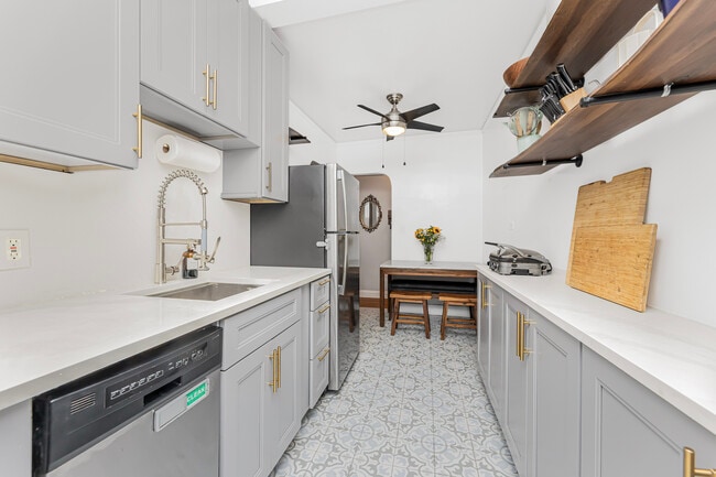 Building Photo - 306 E Mosholu Pky S Unit 1D Rental