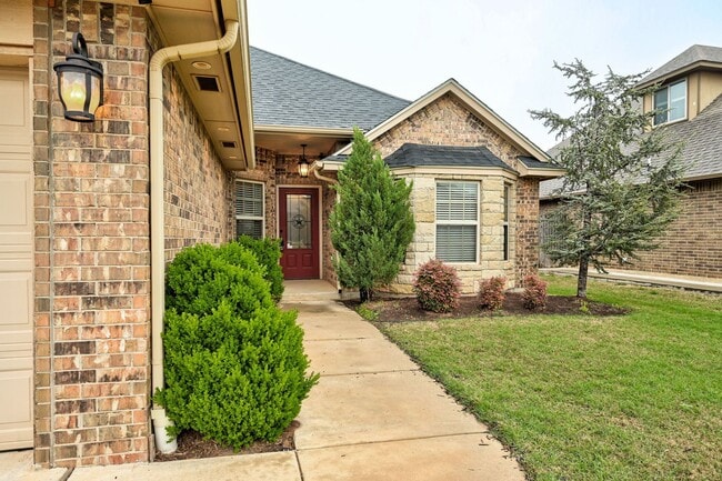 Photo - Beautiful & Large 4 Bed 2 Bath Home in Edmond!