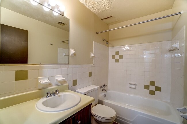 Photo - 520 - EMBASSY PLAZA