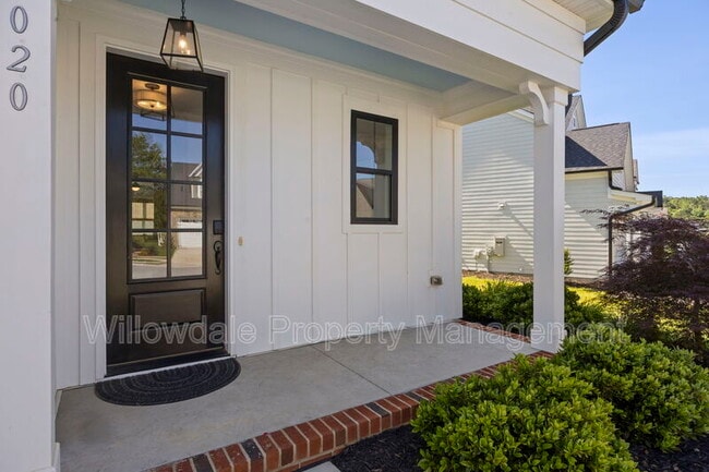 2020 Moonraker Dr