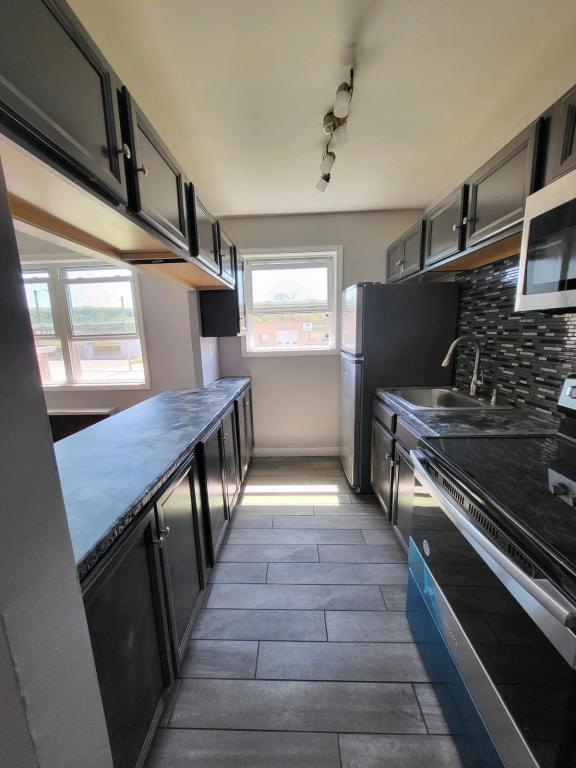 Photo - 1059 Midland Ave