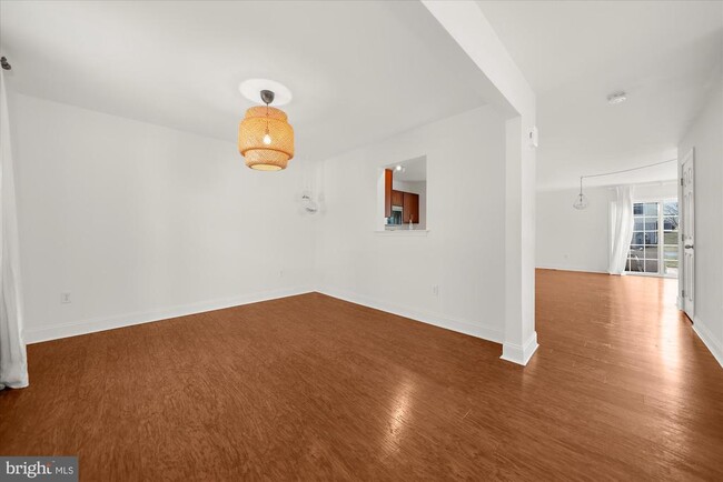 Photo - 105 N Yeingst Dr