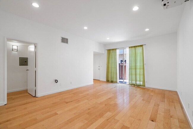 1828 Barry Ave