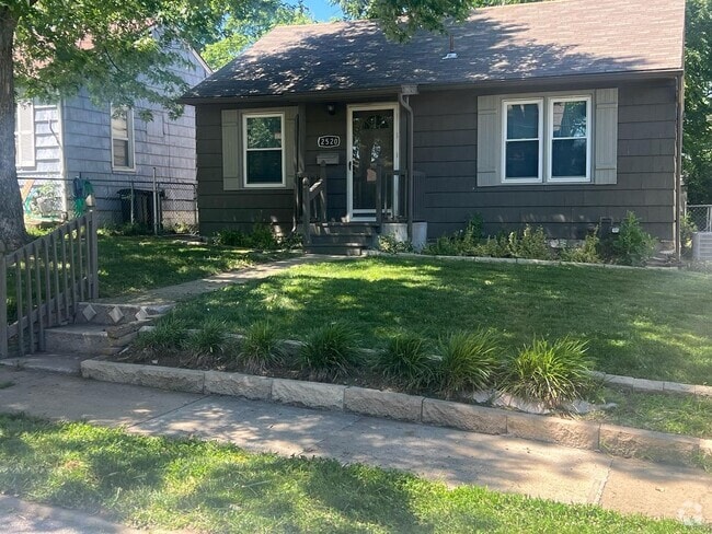 Building Photo - 2 bedroom 1 bath Cute house