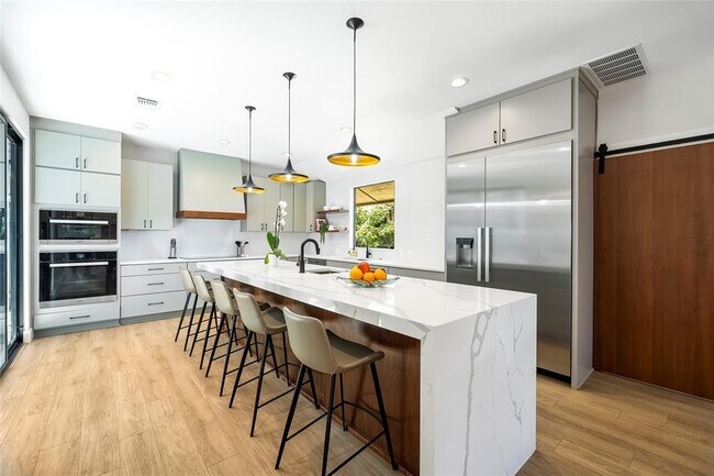 Photo - 2007 Wychwood Dr