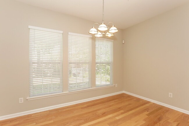 Photo - 2542 Carmathen Rd