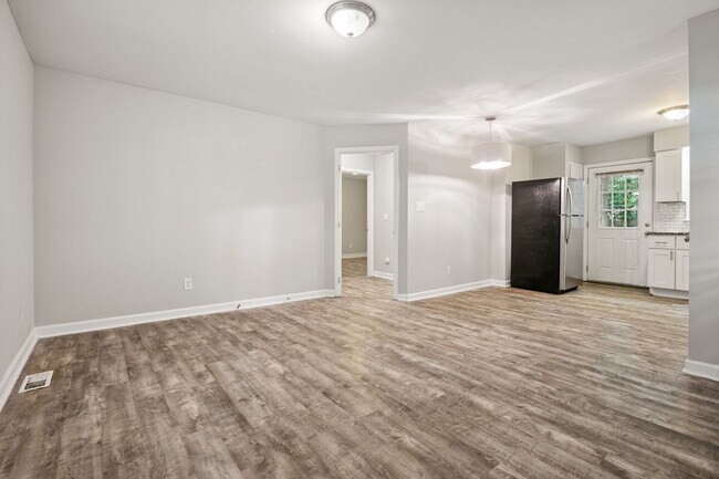 Photo - End unit Townhouse with large backyard: Av...